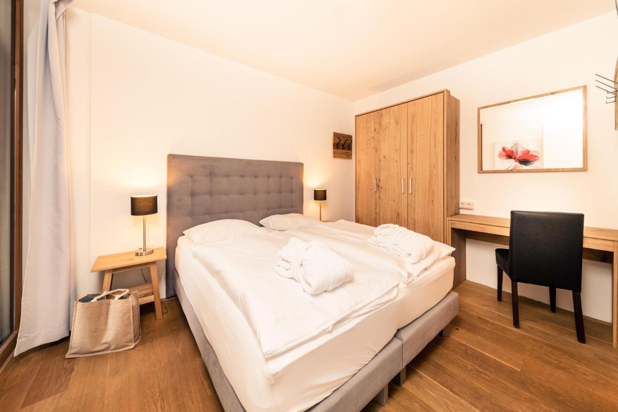 Bellevue Residences - Luxurious Lakeside Apartment *