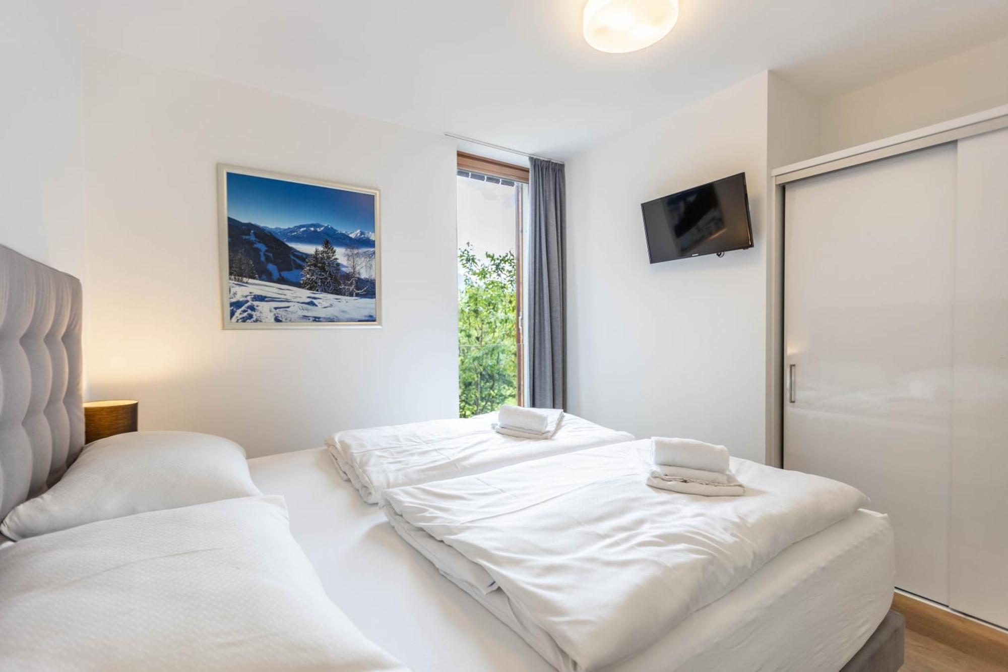 Bellevue Residences - Luxurious Lakeside Apartment *