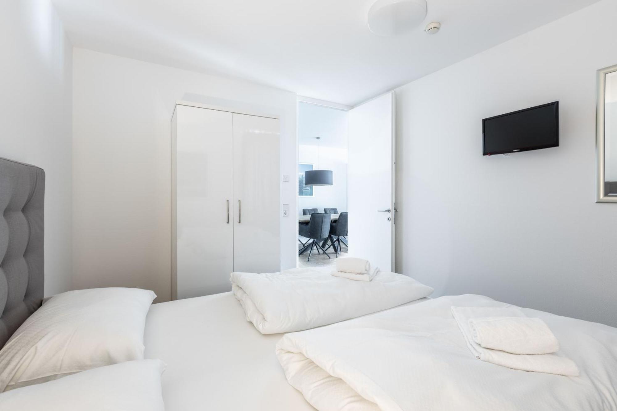 Bellevue Residences - Luxurious Lakeside Apartment
